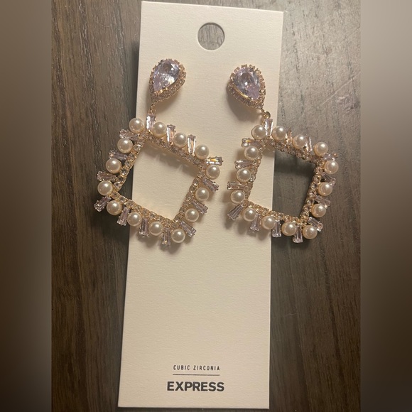 NWT Express cubic zirconia and faux pearls earrings - Picture 1 of 4